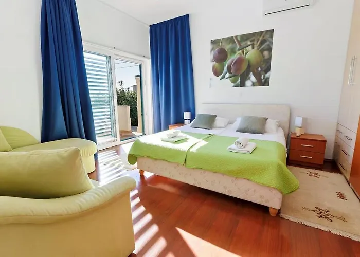 Ferienhaus Family Friendly House With A Swimming Pool - 25280