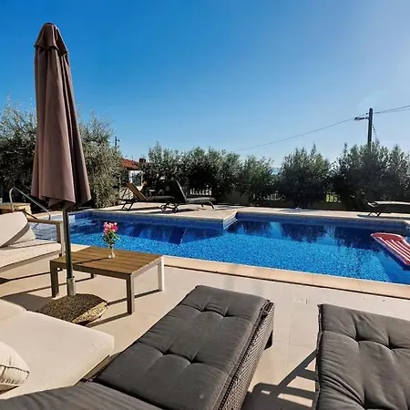 Family Friendly House With A Swimming Pool - 25280 Feriehus *