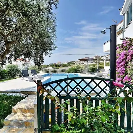 Family Friendly House With A Swimming Pool - 25280 * Split