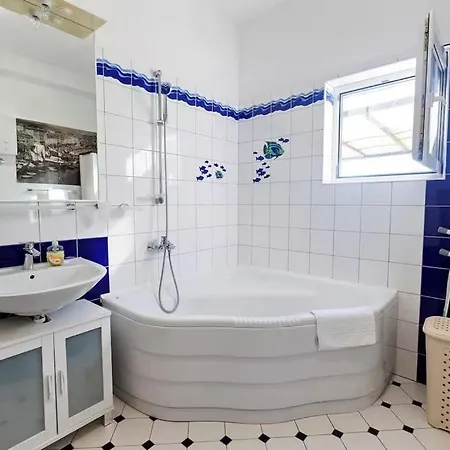 Family Friendly House With A Swimming Pool - 25280 Feriehus